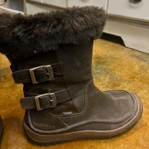 Size 8 cozy Merrell boots. Only worn a handful of times!